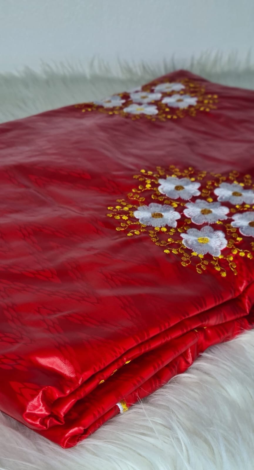Bazin rouge à fleurs blanches